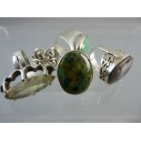 A PARCEL OF FOUR LARGE 925 SILVER MOUNTED AGATE RINGS and a plain white metal Celtic type ring