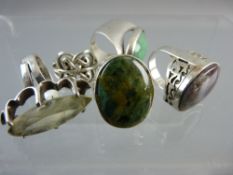 A PARCEL OF FOUR LARGE 925 SILVER MOUNTED AGATE RINGS and a plain white metal Celtic type ring