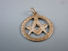 A NINE CARAT GOLD MASONIC COMPASS AND T-SQUARE PENDANT, 2.4 grms