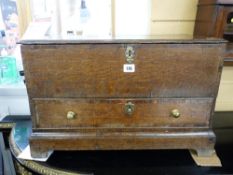 AN ANTIQUE OAK COFFER BACH, the lidded top with moulded edge and iron strap hinges, crossbanded edge