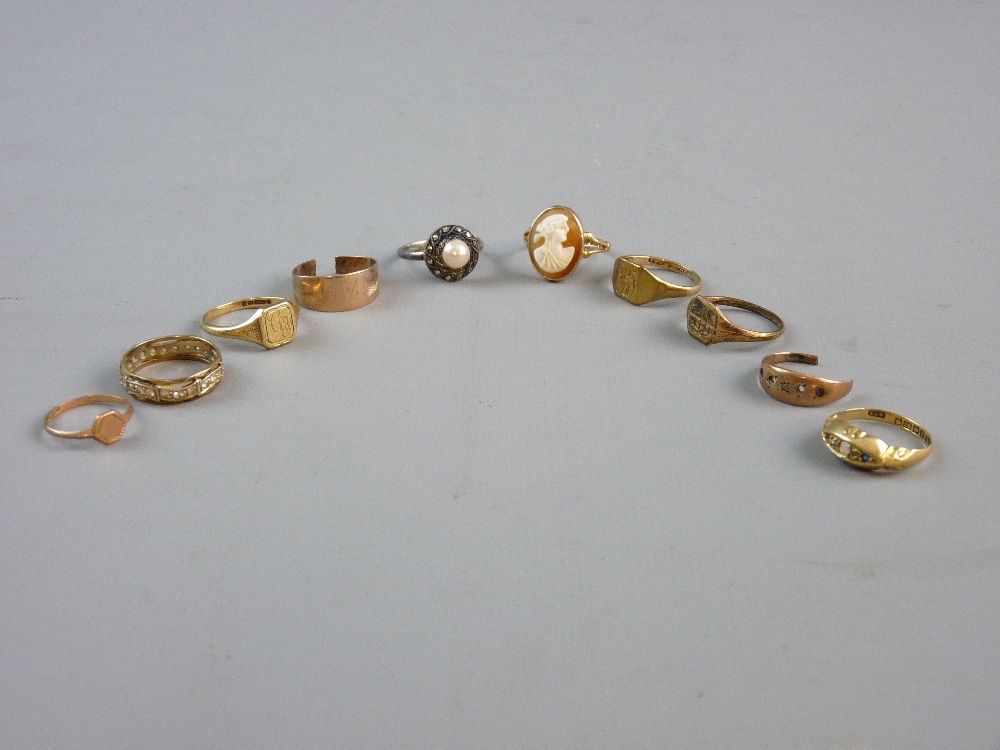 EIGHT MAINLY NINE CARAT GOLD RINGS, 20 grms total