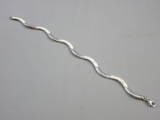 A 925 SILVER SERPENT STYLE NECKLET, 11 grms