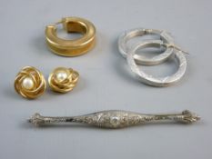 A SMALL PARCEL OF MAINLY SILVER JEWELLERY