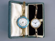 A LADY'S EDWARDIAN CIRCULAR DIAL NINE CARAT GOLD ENCASED WRISTWATCH with expanding bracelet, name