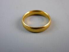 A MEDIUM WIDTH TWENTY TWO CARAT GOLD WEDDING BAND, 7.5 grms