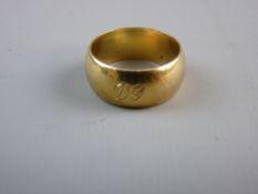 A NINE CARAT GOLD WIDE WEDDING BAND, 7.8 grms