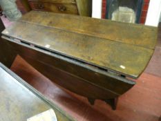 AN ANTIQUE OAK GATE LEG DINING TABLE on bobbin turned and block supports, 75.5 cms high, 124 cms