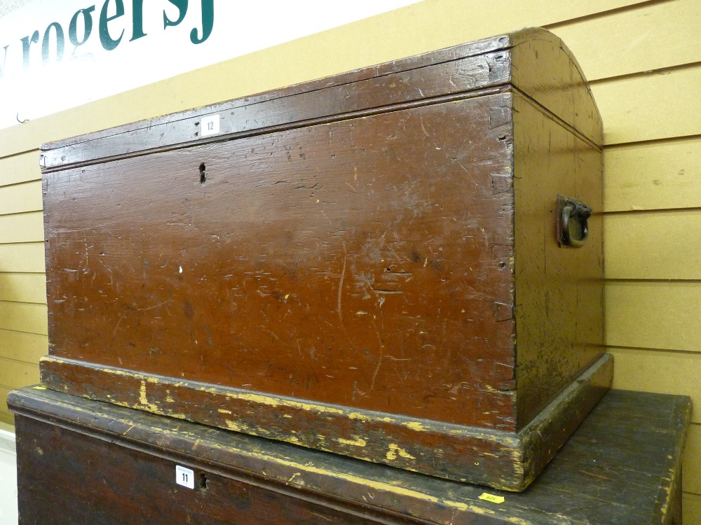 AN ANTIQUE PINE CAPTAIN'S CHEST, dome topped lid with interior candle tray, iron lock and carry