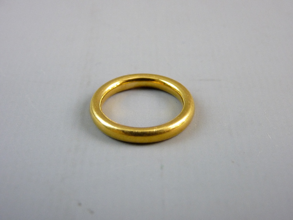 A TWENTY TWO CARAT GOLD NARROW WEDDING BAND, 4.7 grms