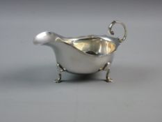 A CHESTER HALLMARKED SILVER SAUCE BOAT, date letter for 1918, 5.7 troy ozs approximate weight