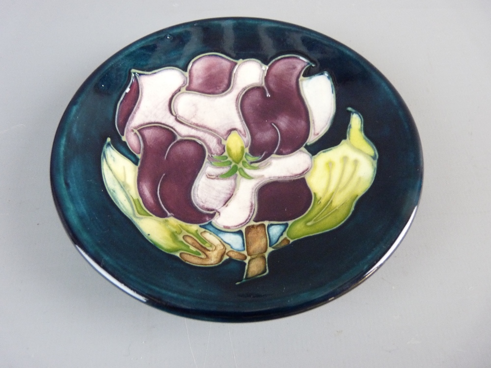 A BOXED MOORCROFT MODERN PATTERN PIN DISH, 11.5 cms diameter, impressed factory marks to the base