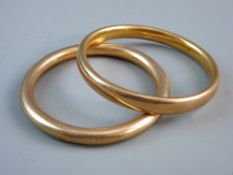 TWO PLAIN HOLLOW NINE CARAT GOLD BANGLES, 27.7 grms