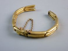 AN EIGHTEEN CARAT GOLD EXPANDING WATCH BRACELET of eight expanding tablets, with safety chain, 8.5