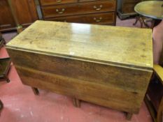 AN ANTIQUE OAK TWIN FLAP GATE LEG DINING TABLE with opposing end drawers on reeded block supports,
