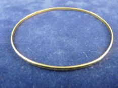 A NINE CARAT GOLD VERY NARROW BANGLE, 3.3 grms