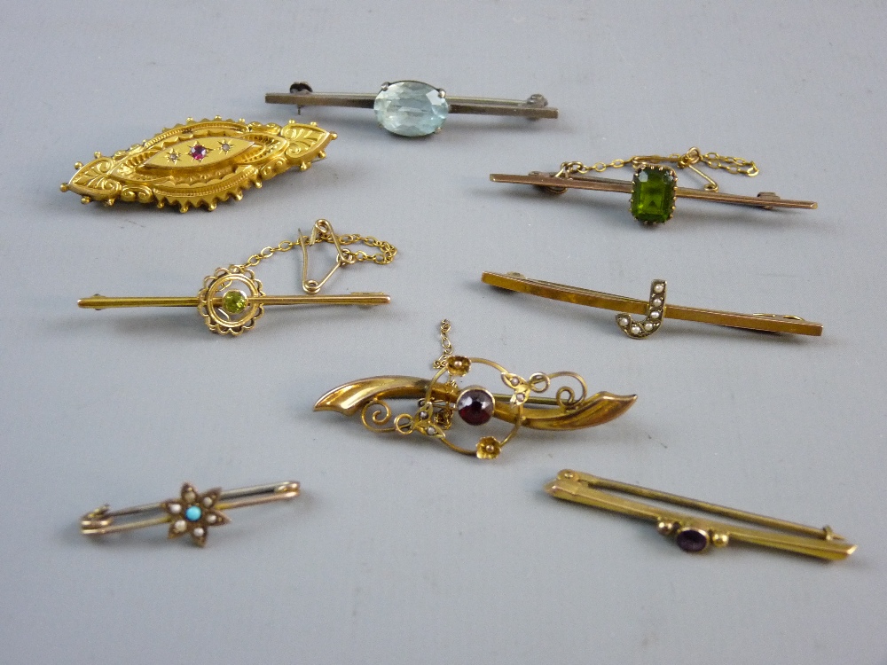 A PARCEL OF FIVE NINE CARAT GOLD BAR BROOCHES and three others, total 15.5 grms