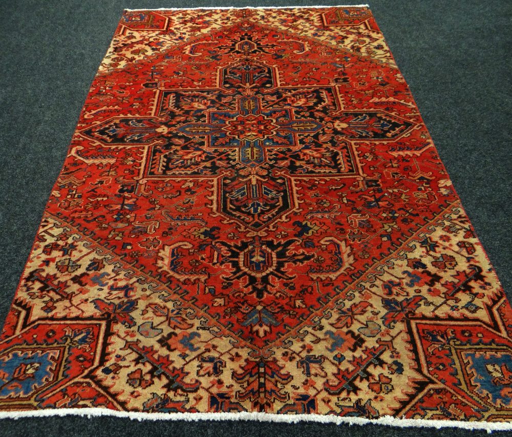 A LARGE PERSIAN TABRIZ VILLAGE RUG with traditional design, 273 x 170cms