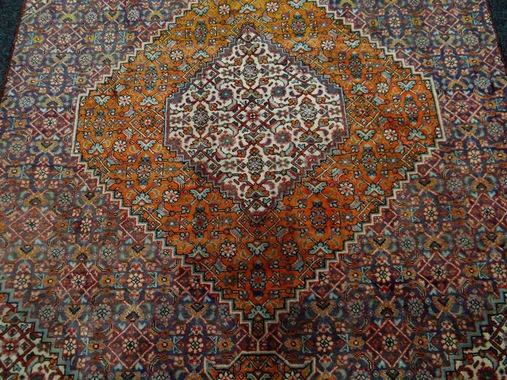 A FINE WOVEN IRANIAN CARPET with a unique design, 259 x 174cms - Image 2 of 3