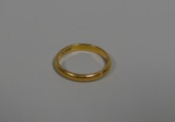 A 22CT WEDDING BAND, 2.56gms