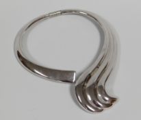 AN ALEXIS KIRK (1936-2010) DESIGNED WHITE METAL SHAPED NECKLACE with back-spring