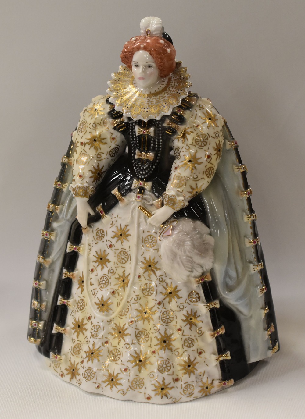 A ROYAL WORCESTER FIGURE OF ELIZABETH I a limited edition of 1368/4500 for Compton & Woodhouse