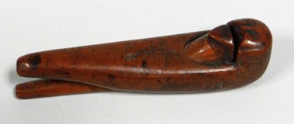 A RARE EARLY FOLK TREEN NUT CRACKER FEATURING A GROTESQUE HEAD being of naïve form when opening