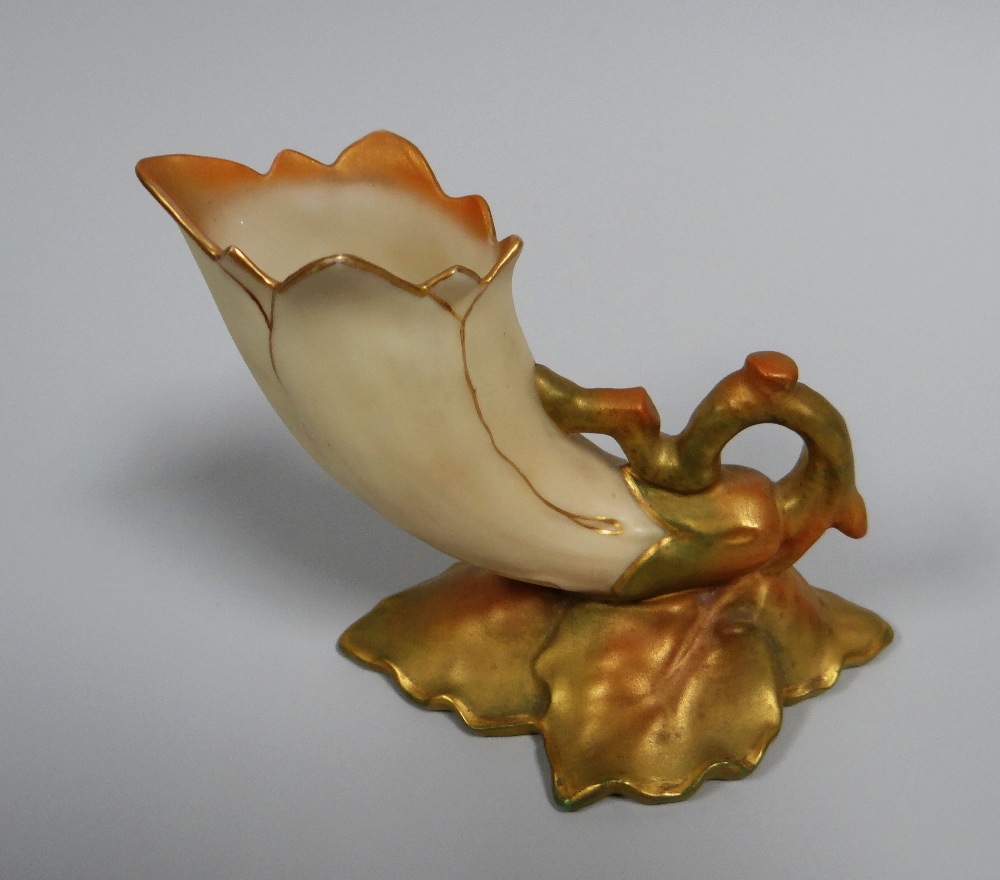 A SMALL ROYAL WORCESTER HORN OF PLENTY, shape No.G891 with leaf base, date mark for 1919, 8cms high