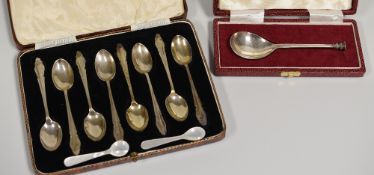 A CASED SET OF EIGHT SILVER TEA-SPOONS, 3.18ozs together with a cased Elizabeth II commemorative