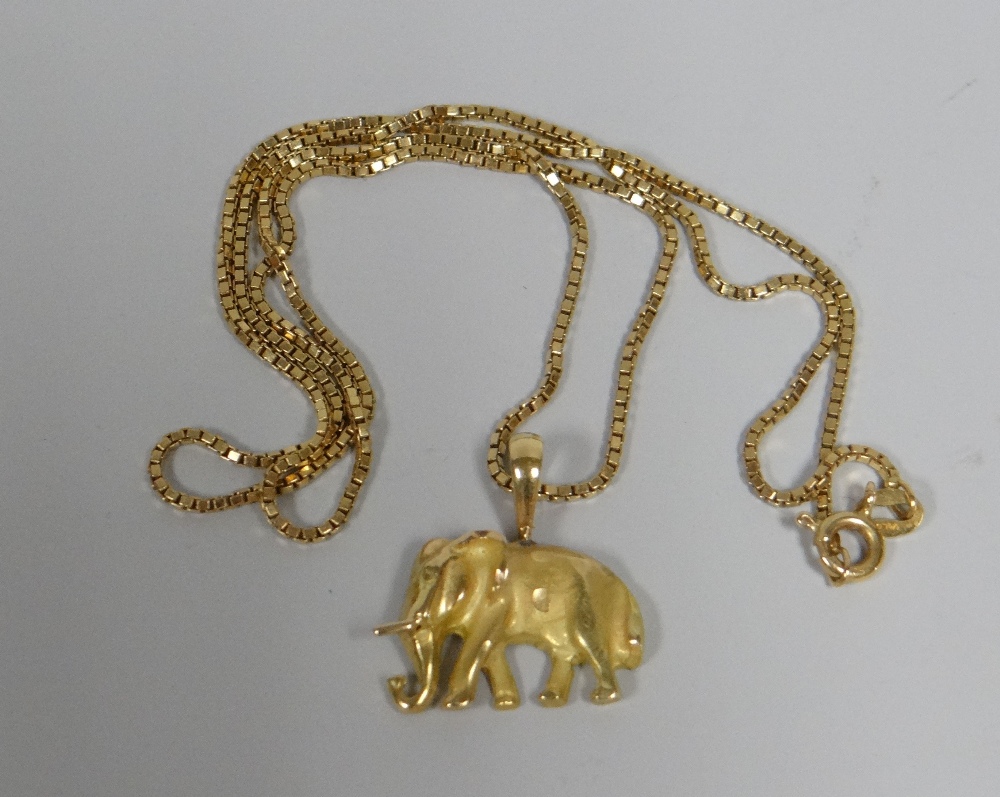 AN 18CT YELLOW GOLD ELEPHANT PENDANT & NECKLACE, 9.34gms