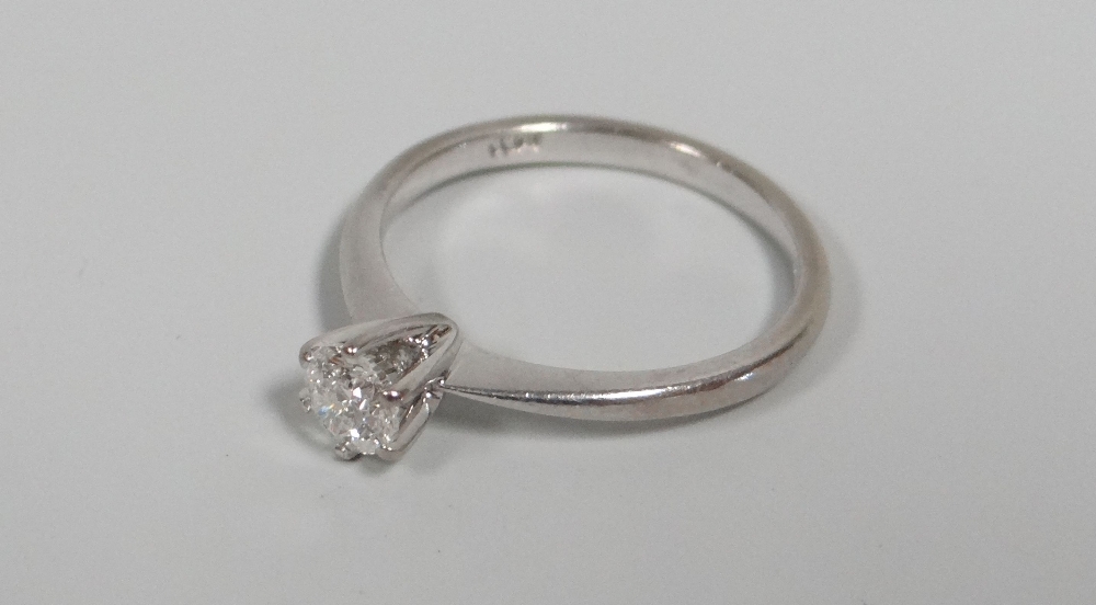 AN 18CT WHITE GOLD DIAMOND SOLITAIRE RING, visual estimate of diamond approx 0.32cts