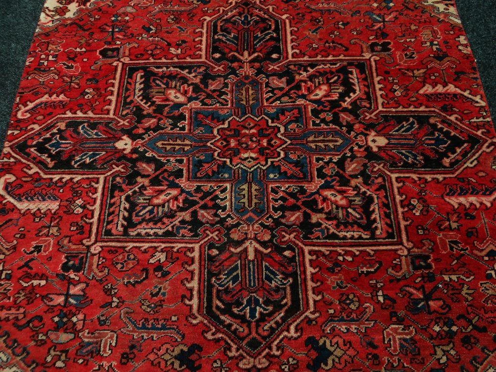 A LARGE PERSIAN TABRIZ VILLAGE RUG with traditional design, 273 x 170cms - Image 2 of 3