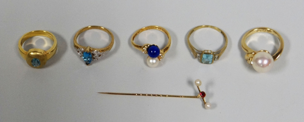 A SMALL PARCEL OF GOLD / YELLOW METAL RINGS ETC