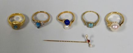 A SMALL PARCEL OF GOLD / YELLOW METAL RINGS ETC