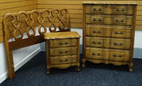 AMERICAN HAND CRAFTED CHEST with serpentine front and comprising five graduated long drawers with