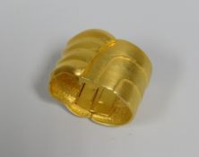 AN ALEXIS KIRK (1936-2010) HINGED YELLOW METAL BANGLE