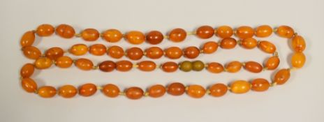 AN AMBER BEAD NECKLACE 53gms