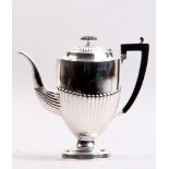 Kaffekanne.
 England, um 1900. Queen-Anne-Stil.
 Ebonisierter Holzhenkel. Neu versilbert. H: 23,5