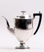 Kaffekanne. England, um 1900. Queen-Anne-Stil. Ebonisierter Holzhenkel. Neu versilbert. H: 23,5