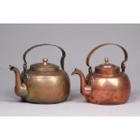 Zwei Teekännchen.Nach 1900. Kupfer getrieben, unterschiedliche Größe und Form. Bandhenkel. H: bis 13