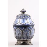 Orientalisches Deckelgefäß.Glasierte Keramik mit arabesker Blaubemalung. Versilberte, teilweise