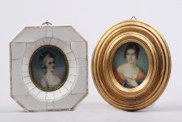 Zwei Portrait-Miniaturen.Nach 1900. Aquarell auf Elfenbein. Eine Miniatur bez. "n Cosway".