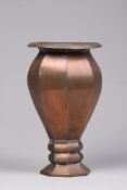 Vase.Nach 1900. Kupfer getrieben. Balusterförmig. H: bis 24,5 cm.