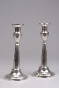 Paar Kerzenleuchter.Augsburg, 1822/25. Silber. Runde Plinthe, glatter, konischer  Schaft,