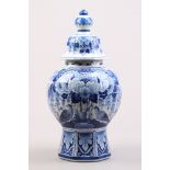 Deckelvase.Delft, "De Porceleyne Fles" in der Art von. Fayence. Blaue Blumen und Vogeldekoration. H: