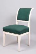 Louis-XVI-Stuhl. Südd. 2. H. 18. Jh.Weiß gefasst. Gepolstert und bezogen. Provenienz Bayer.