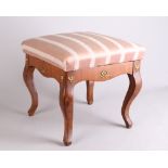 Hocker.Barockstil. Nussbaum furniert. Messingapplikationen. H: 42 x 44 x 44 cm.