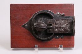 Türschloss.Deutsch, 17. Jh. Schmiedeeisen, mit gravierter Schlossplatte. L: 20 cm.
