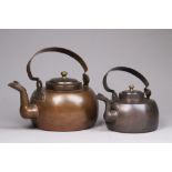 Wasserkessel und Teekännchen.Nach 1900. Kupfer getrieben, unterschiedliche Größe und Form.