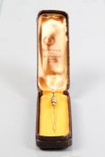 Krawattennadel mit Perle.GG 585. Im Originaletui. L: 6,2 cm.
