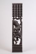 Relief.Tanzende Gottheit. Holzrelief, beschnitzt. H: 76 cm.